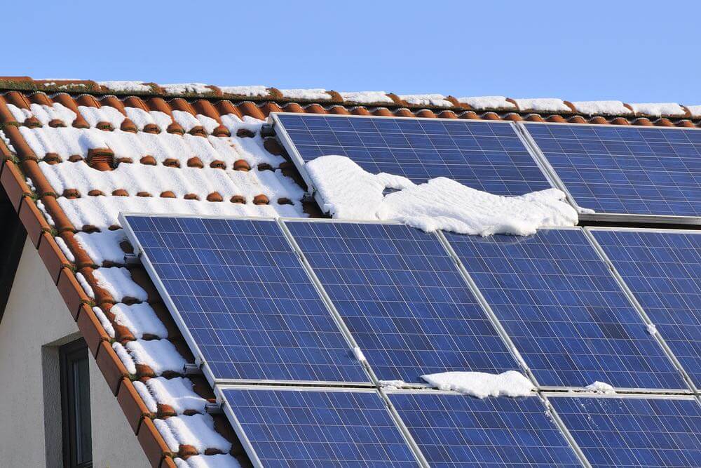 ¿Qué pasa si hay nieve en los paneles solares?